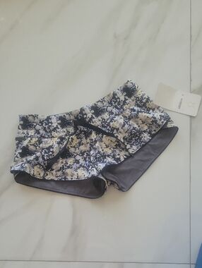 lululemon athletica Women's Floral Athletic Shorts - Navy & White